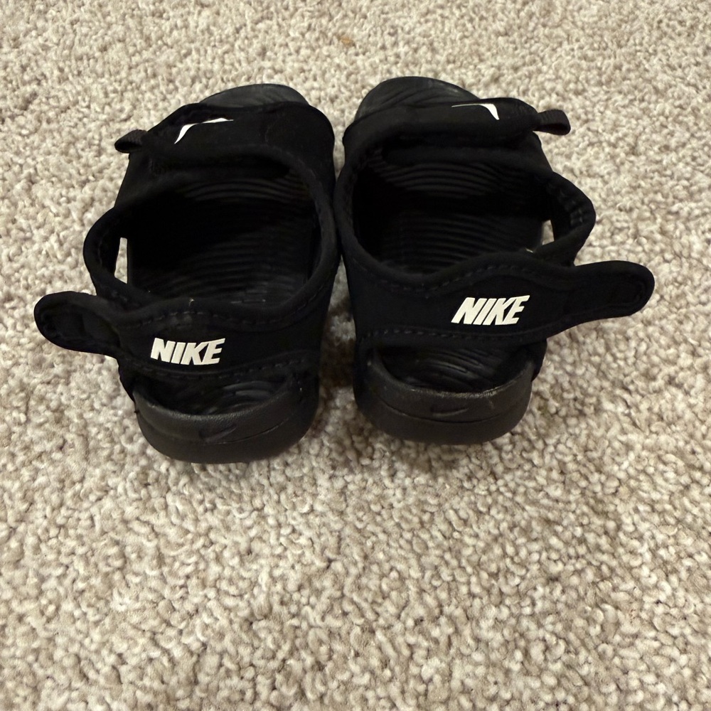 Nike Kids Black and White Sandals - Picture 2 of 4